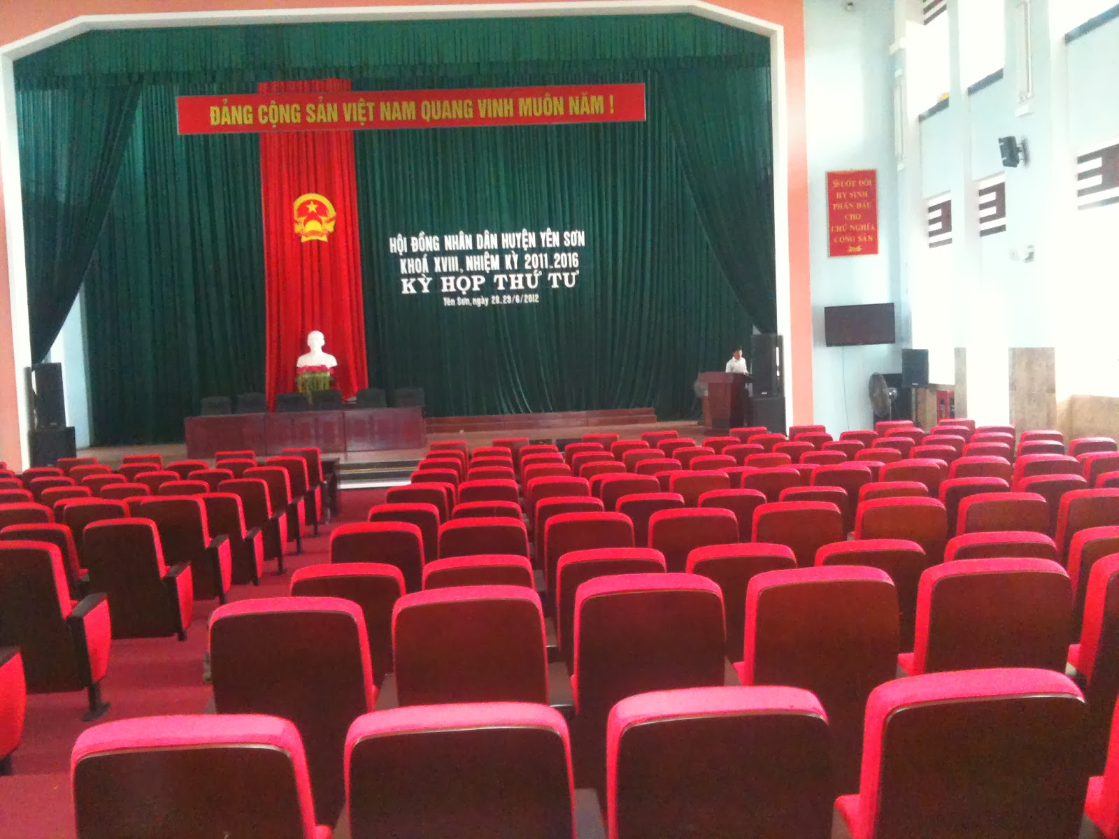 Cách chọn phông rèm hội trường giá rẻ tại Lương Sơn – Hòa Bình