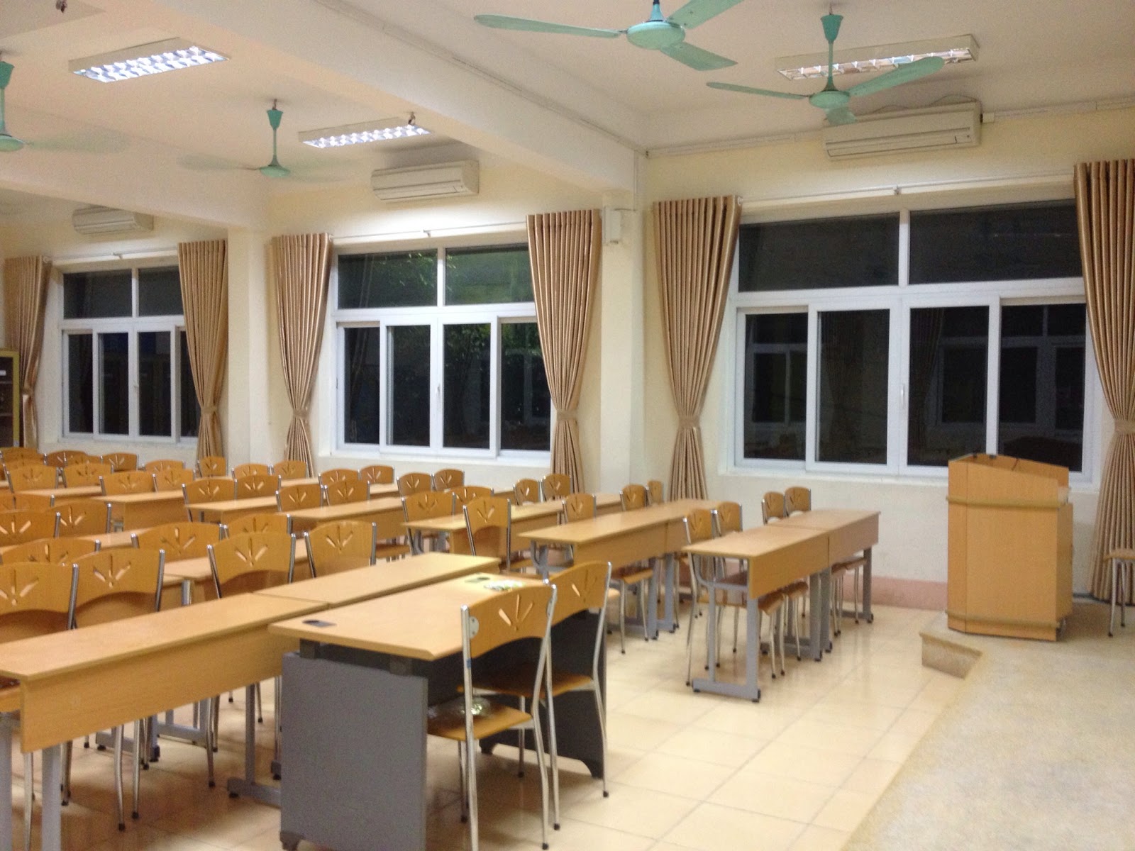 Đơn vị cung cấp và lắp đặt rèm cửa trường học giá rẻ tại Hà Nội